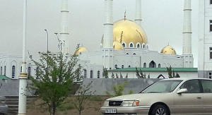 На пятничной молитве в Ашхабаде звучат проповеди с проклятиями в адрес врагов президента