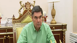 Президент Бердымухамедов потребовал срочные меры в отношении бабочек, пластика и частных извозчиков