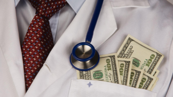 Скандал. Кыргызстанка рассказала, что врачи размещают пациентов «как собак в коридоре»