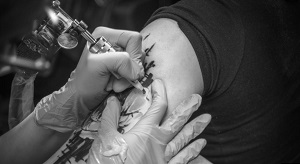 Граждан Туркменистана предупредили о смертельной опасности татуировок