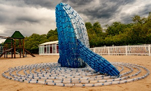 Эковолонтерство. На Иссык-Куле соорудили кита из 3 тыс. пластиковых бутылок