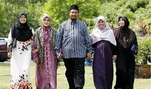 Вторых жен в Таджикистане иметь нельзя, а вот любовниц – сколько хочешь