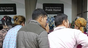 Туркменистанцы лишаются банковских карт при попытке снять деньги в Турции
