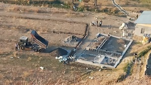 Пост, анклав и грузовик щебня: Что происходит на кыргызско-таджикской границе?