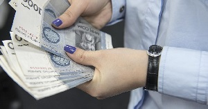 Как молодым учителям и врачам в КР зарабатывать больше? О госпрограммах