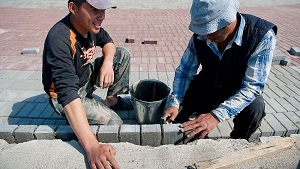 Стало известно, какие суммы переводят на родину трудовые мигранты