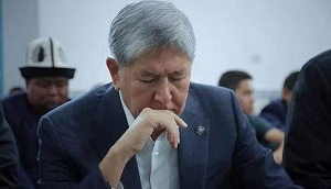 В Киргизии никак не могут начать судить Алмазбека Атамбаева