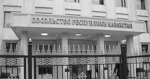 Россияне приносят цветы к посольству Казахстана