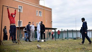 Кто поможет мигрантам, которые подхватили коронавирус, — и их соседям по квартире