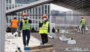 В Москве заработали стройки. Маски, перчатки, санитайзеры — а в остальном все по-прежнему