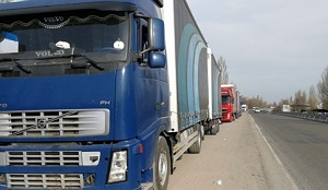 Подставные фирмы, теневой оборот. Очереди на границе прокомментировали в Казахстане