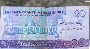 На туркменских купюрах появились «антипрезидентские» надписи