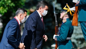 Приехавший в Москву глава Киргизии не пошел на парад из-за коронавируса