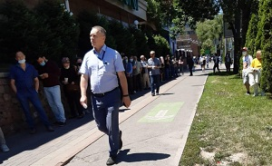 Стоял за лекарствами до трех утра. Фото очередей у аптек выкладывают алматинцы