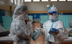 Кыргызстан. Врачи отказываются принимать помощь от волонтеров. Им грозят увольнениями