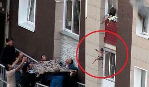 Пойманные в одеяло: мигранты спасли малышей, которых мать выбросила из окна во время пожара