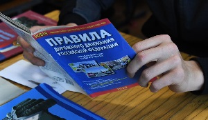 Мигрантам из ЕАЭС могут разрешить не менять права для работы в России