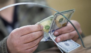 До $200 в одни руки. Доллара в банках Таджикистана все меньше