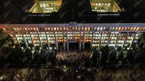 Кыргызстаном правит анархия — власть и имущество делят вторые сутки