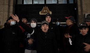 Кыргызстан: анархичная смена власти на фоне насилия