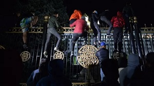 Le Figaro : Премьер-министр Кыргызстана сметен послевыборным кризисом