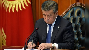 Президент Сооронбай Жээнбеков ввел на территории Бишкека режим чрезвычайного положения