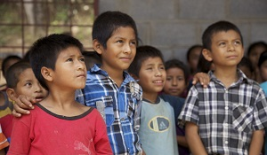 Миллионы детей мигрантов растут “сиротами”