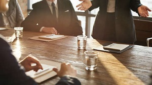 В стране острый дефицит двуязычных специалистов