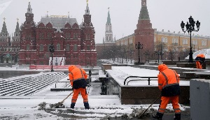 Путин продлил период временного пребывания мигрантов в России