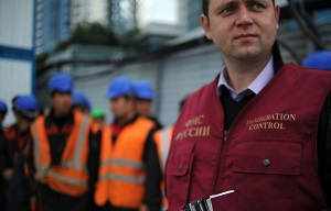 Почему мигрантам в России платят на треть больше, чем местному населению