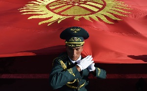 Курьезы, обряды и мотоциклисты — чем запомнились инаугурации президентов Кыргызстана