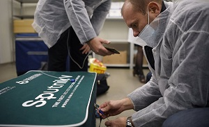 The Spectator: ЕС придерживает вакцины, США взвинчивают цены. Бедные надеются на РФ и КНР