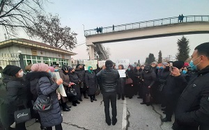 «Дайте нам нефть, мы хотим работать»: рабочие в Фергане заявляют, что могут остаться без работы