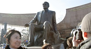 «Престарелый диктатор», «богатый сосед» и «давние традиции феодальных режимов»