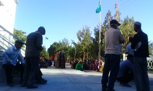 Туркменистан привозит десятки тонн манатов, но перед банкоматами сохраняются очереди