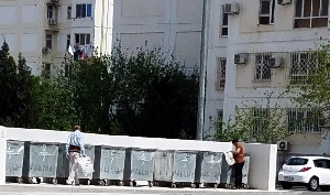 Ашхабадская полиция следит за мусорными контейнерами