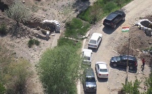 Кыргызстан. Конфликт на границе с Таджикистаном. Пограничники отводят людей от места конфликта