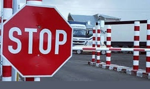 Кыргызстан временно закрыл границу с Таджикистаном