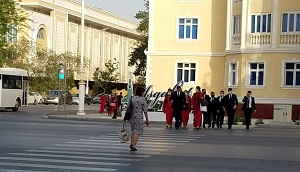 Туркменских выпускников забрали в армию прямо из школы 