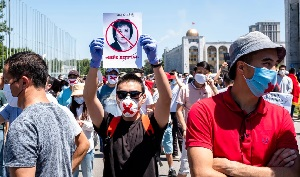 Кыргызстан. «Документ будет работать точечно». Какие угрозы несет «закон о фейках»?