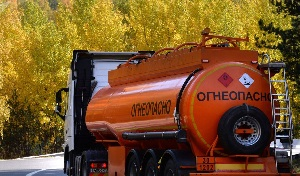 Кыргызстан начал покупать бензин у России с пошлиной