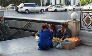 Ограничения лишают туркменских предпринимателей заработков, власти требуют выплаты налогов