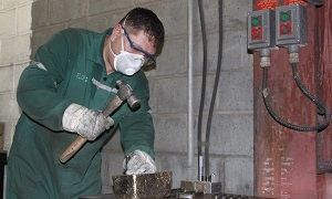 Экспорт драгметалла из Киргизии сократился почти в три раза