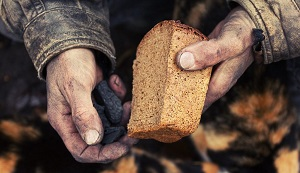 Коронакризис: Все больше кыргызстанцев вынуждены обращаться за гумпомощью