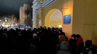 Протестуны угрожают силовикам, если они не перейдут на сторону народа (фото)