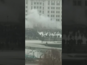 Протестующие штурмуют акимат Алматы, здание загорелось