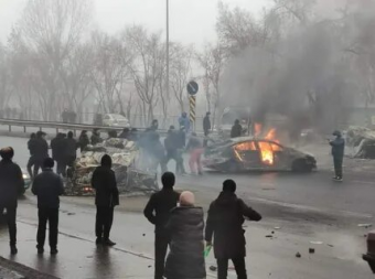 В сеть попали кадры зверской расправы террористов над военным (видео) 