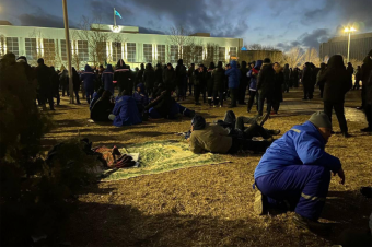 Протестующие перекрыли дорогу к аэропорту Актау