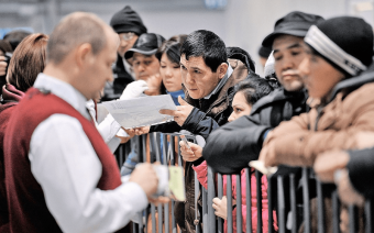 Российским стройкам нужны 2 млн мигрантов. Почему они уходят из России? 