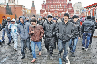 Какими поступками таджикские мигранты в РФ усложняют жизнь своих соотечественников? 